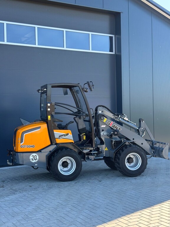 Giant G2700